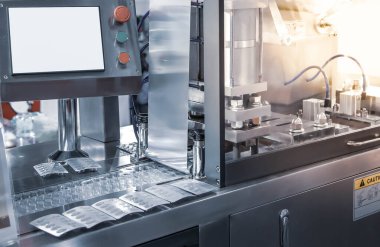 Kapsül su toplama makinesi. Tıbbi kapsül ilacının üretim hattı. İlaç endüstrisi..