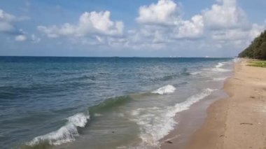Tropikal plajın manzarası. 4K görüntüsü deniz arkaplanı.