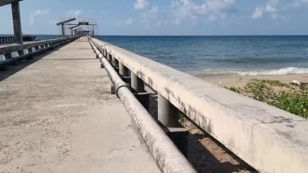 Τοπίο Άποψη Της Τροπικής Προβλήτα Παραλία Πλάνα Θάλασσα Φόντο — Αρχείο Βίντεο