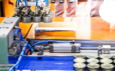 Gıda endüstrisinde gıda taşımacılığı yapan otomasyon robotu üretim hattı