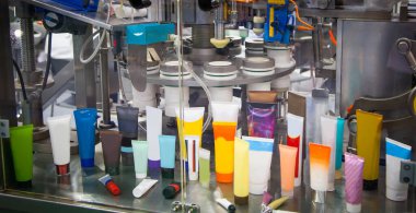 Otomatik kozmetik tüplerin doldurulması ve mühürlenmesi işlemi. İlaç endüstrisi..