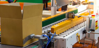 Karton paketleme ve mühürleme makinesinin üretim hattı