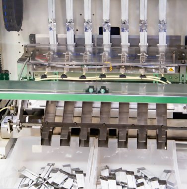 Gıda endüstrisinde dikey sos ya da ketçap kesesi doldurma ve paketleme makinesi