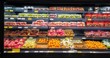 Modern süpermarkette raflarda çeşitli taze meyveler var.. 