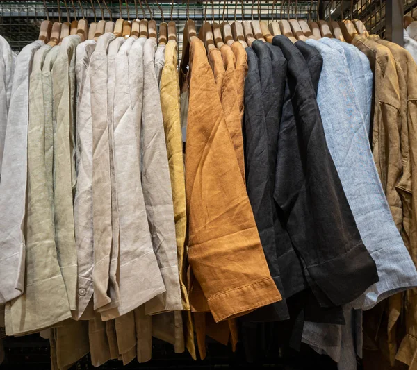 Dolapta askıda asılı pamuk adam gömlekleri..