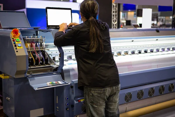 Industriële Technicus Die Grootformaat Digitale Inkjetprinter Gebruikt Drukkerijsector — Stockfoto