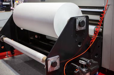 Kumaş rulosu hibrit süblimleşme yazıcısı. Yazdırma endüstrisi.