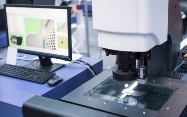 Vizyon ölçüm makinesi iş parçalarını inceliyor. Endüstriyel üretim