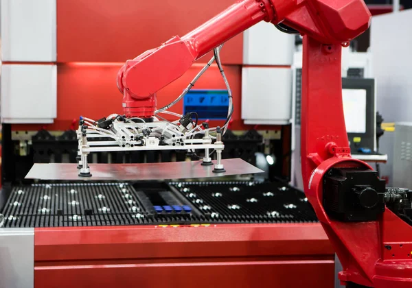 Roboterarm Belädt Blech Auf Laserschneidmaschine Der Produktionslinie Industrielle Metallbearbeitungsmaschinen — Stockfoto
