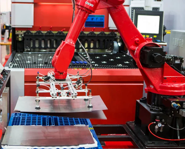 Roboterarm Belädt Blech Auf Laserschneidmaschine Der Produktionslinie Industrielle Metallbearbeitungsmaschinen — Stockfoto