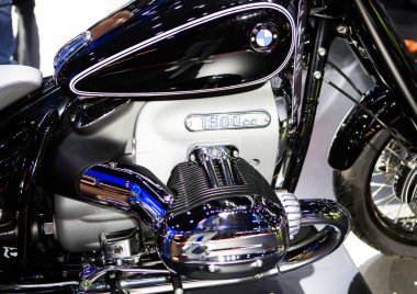 Nonthaburi, Tayland - 24 Mart 2022: Motor Show 2022 'de BMW R 18 motosiklet motorunu kapatın