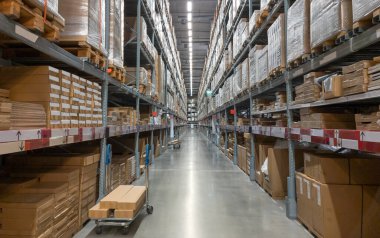 Dağıtım deposunun içi. Modern fabrika deposunda kutularla dolu raflar..