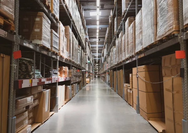 Interior Del Almacén Distribución Estante Con Cajas Almacén Fábrica Moderno —  Fotos de Stock