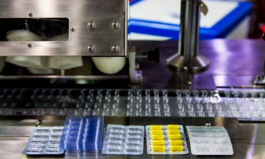 İlaç endüstrisinde kapsül kabarcık paketleme makinesi.