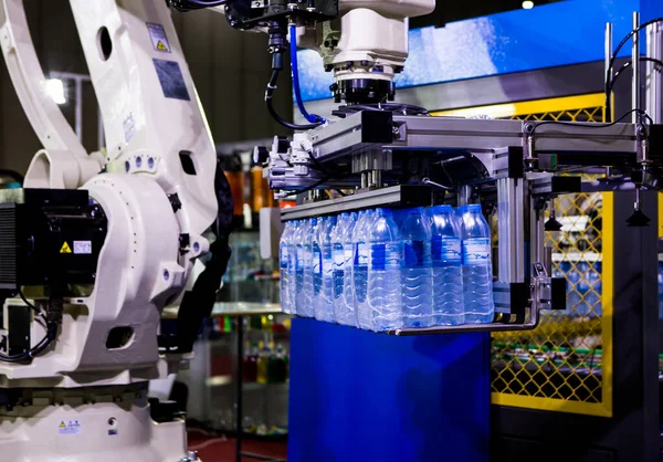 Roboterarm Hebt Wasserflasche Wasserabfülllinie — Stockfoto