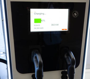 EV elektrikli araba için ekoloji dostu şarj istasyonu. Halka açık şarj istasyonu. EV şarj noktası.