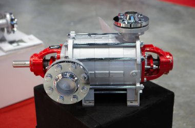 Kazan besleme pompasına yakın çekim. Endüstriyel kimyasal ekipman.