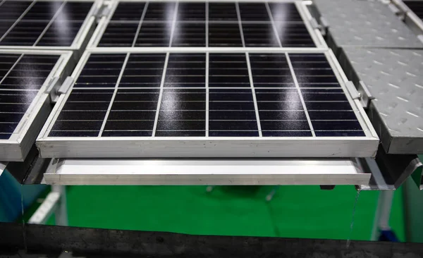 Nahaufnahme Der Installation Einer Photovoltaikanlage Mit Regenrinne Solarzellenmodul — Stockfoto