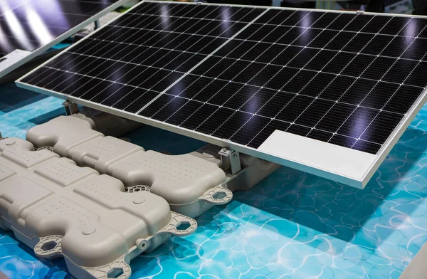 Pływające Panele Ogniw Słonecznych Wytwarzania Energii Elektrycznej Przemyśle Energii Odnawialnej — Zdjęcie stockowe