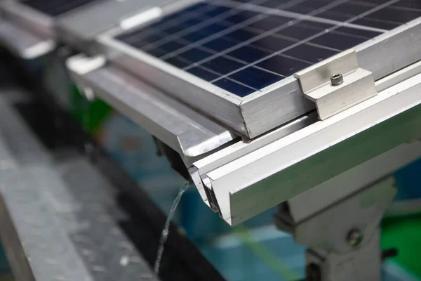 Nahaufnahme Der Installation Einer Photovoltaikanlage Mit Regenrinne Solarzellenmodul — Stockfoto
