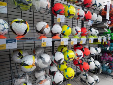Bangkok, Tayland - 19 Eylül 2022: Spor mağazasındaki raflarda çeşitli futbol gösterileri.