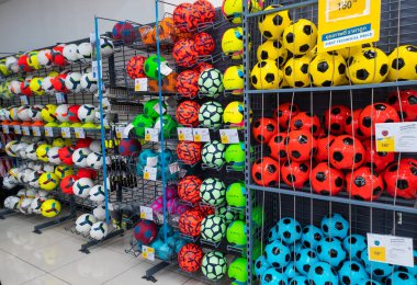 Bangkok, Tayland - 19 Eylül 2022: Spor mağazasındaki raflarda çeşitli futbol gösterileri.