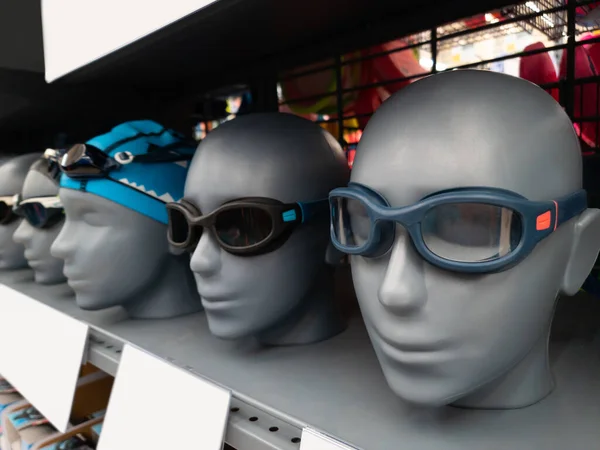 Spor Mağazasındaki Raflarda Sporları Için Yüzme Gözlükleri — Stok fotoğraf