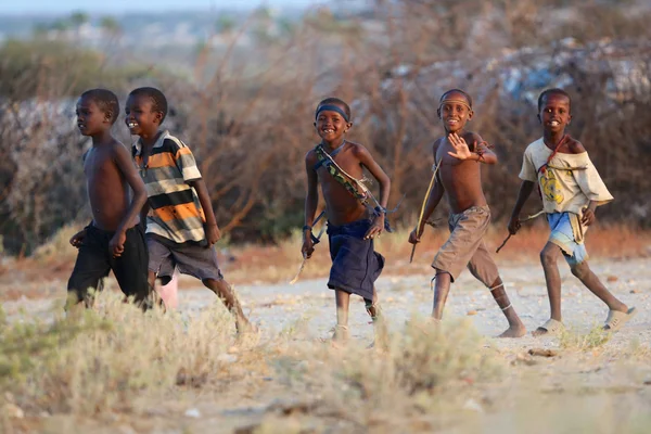 一群孩子在桑布鲁国家公园肯尼亚附近跳舞 — 图库照片