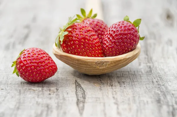나무로 되는 숟가락에 딸기 — 스톡 사진