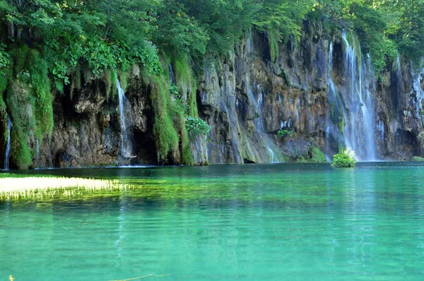 Schöner wasserfall in plitvice, kroatien — Stockfoto