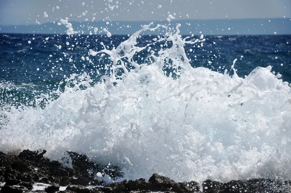 Aprítás egy sziklás partszakaszon hullámok — Stock Fotó