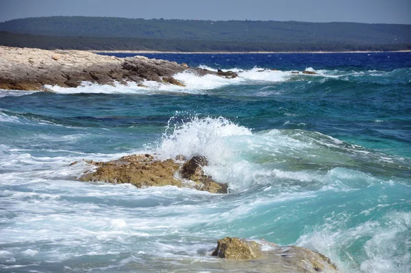 Волны, раздавленные на скалистом пляже — стоковое фото
