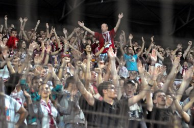 bir stadyumda futbol holiganlar