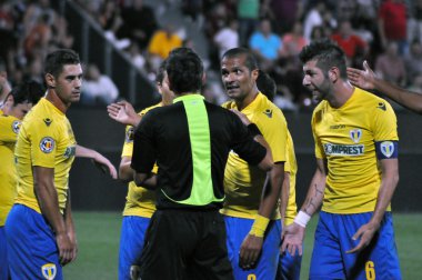 futbolcuların hakem karşı protesto