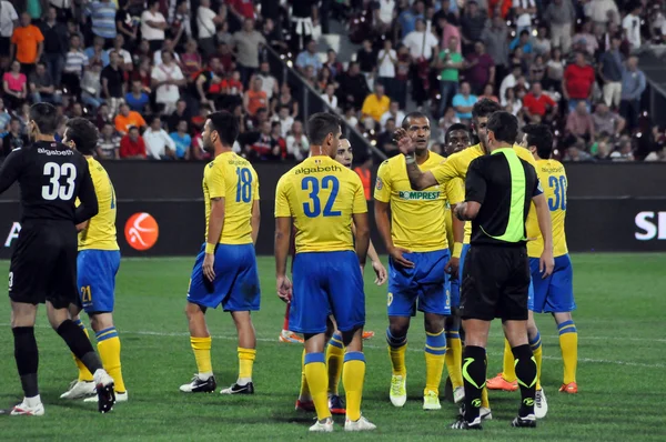 Fotbollspelare som protesterar mot domaren — Stockfoto