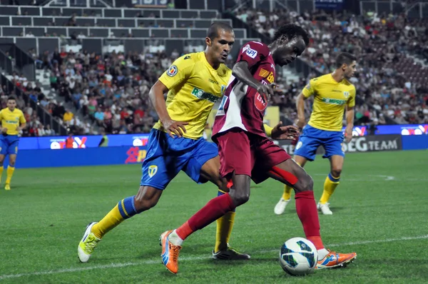 Jogador de futebol driblando — Fotografia de Stock