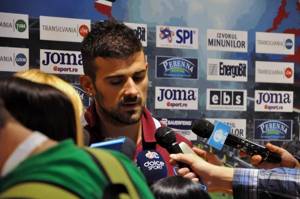 Jugador de fútbol en conferencia de prensa — Foto de Stock