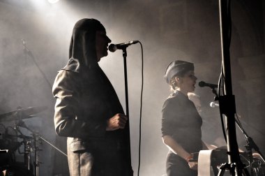 Endüstriyel grup laibach, canlı sahne alanı üzerinde gerçekleştirir