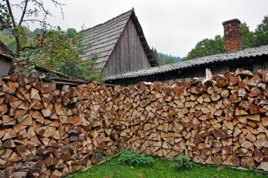 kırsal yakacak odun yığını