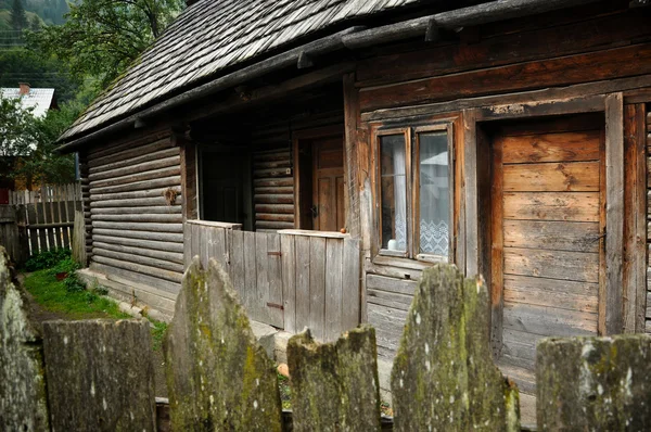 Maison rurale roumaine traditionnelle de Transylvanie — Photo