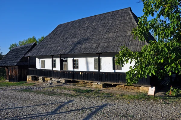 Традиционный румынский сельский дом из Трансильвании — стоковое фото
