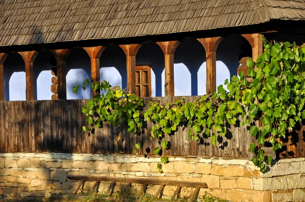 Veranda de madera con hojas de uva — Foto de Stock