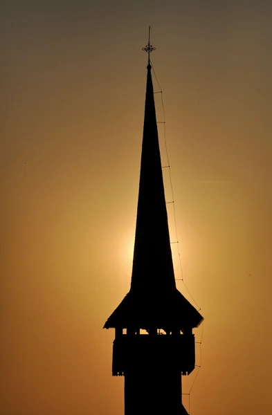 Siluetu věže kostela v západu slunce — Stock fotografie