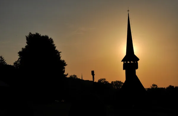 Siluetu věže kostela v západu slunce — Stock fotografie