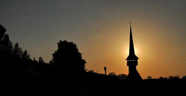 Siluetu věže kostela v západu slunce — Stock fotografie