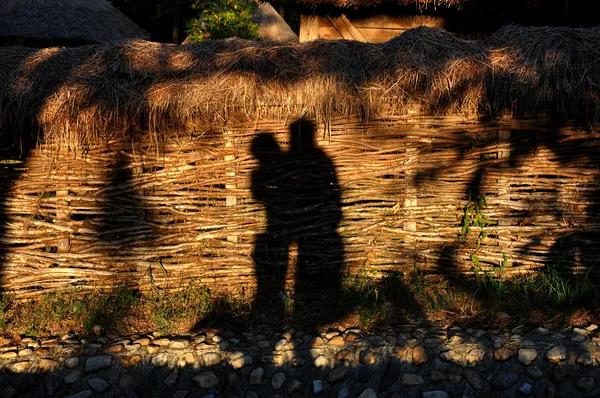 Abrazar a los amantes sombra en las luces de la tarde — Foto de Stock