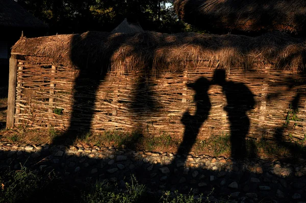 Hugging lovers shadow in late afternoon lights — Stock Photo, Image