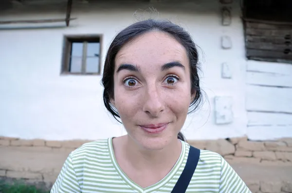 Mujer bonita haciendo mueca — Foto de Stock