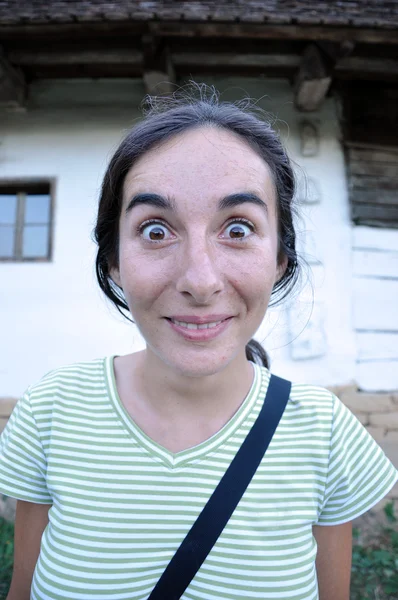 Mujer bonita haciendo mueca — Foto de Stock