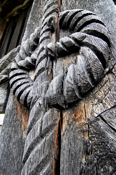 Geschnitztes Türmotiv aus Holz — Stockfoto